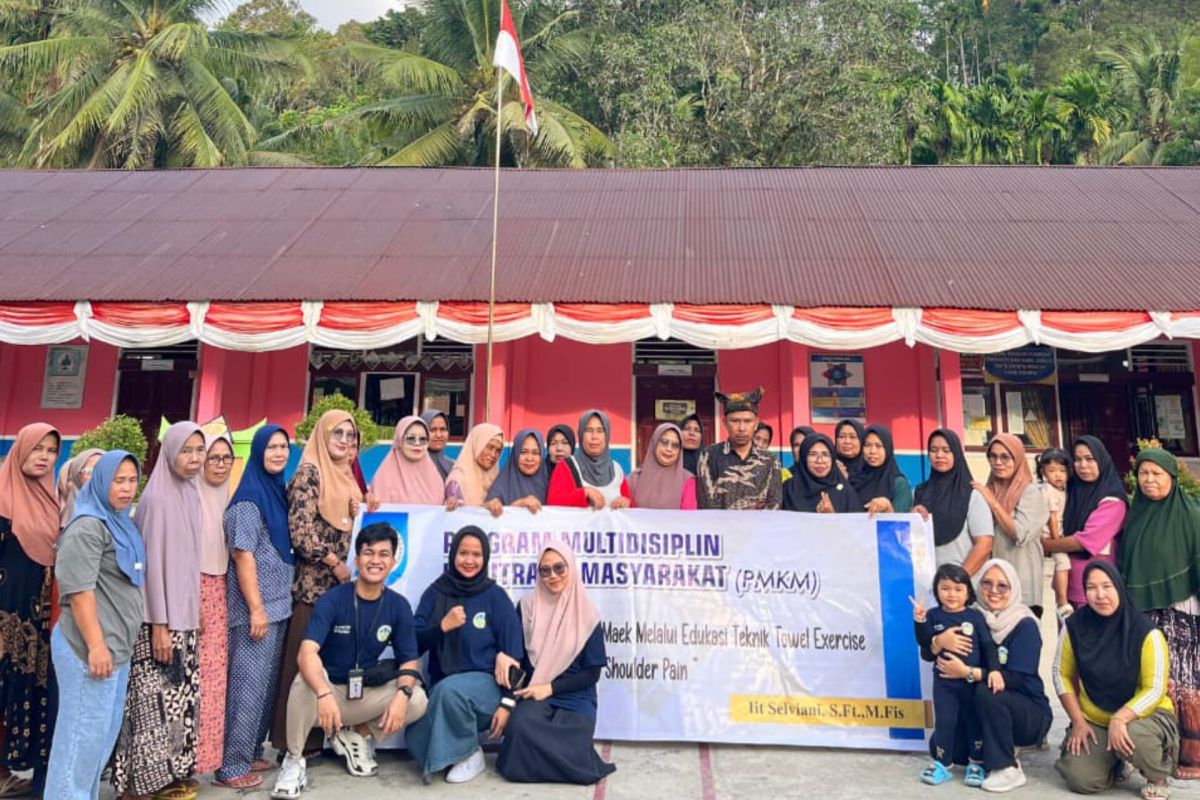 Tim PKM UNP edukasi warga Maek atasi nyeri bahu lewat teknik Towel Exercise