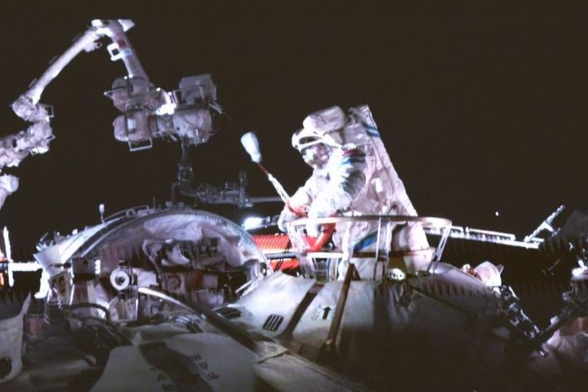 Kru Shenzhou-20 Sukses Tuntaskan Misi "Spacewalk" Ketiga di Orbit