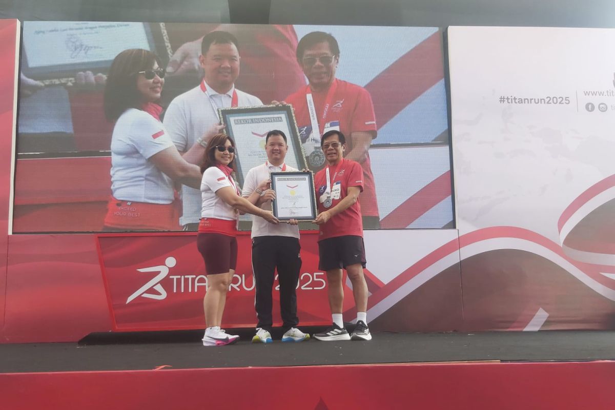 Robi Syianturi dan Yanita menangi ajang lari yang catat rekor MURI