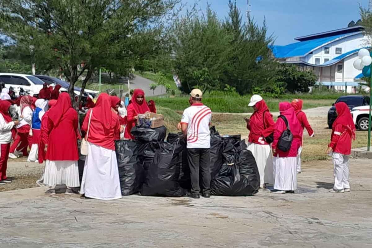 DLH dan TP-PKK Aceh Selatan bersihkan RTH meriahkan HUT Kemerdekaan