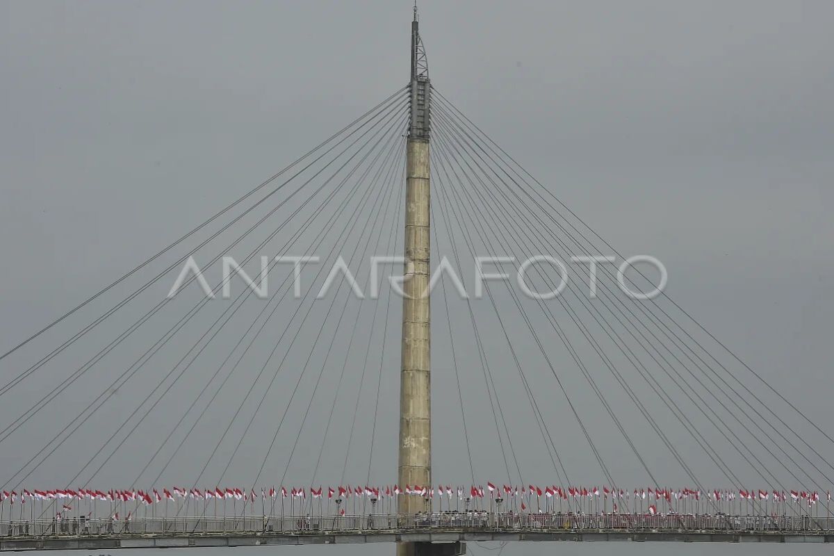 Pemasangan bendera Merah Putih di Jembatan Gentala Arasy