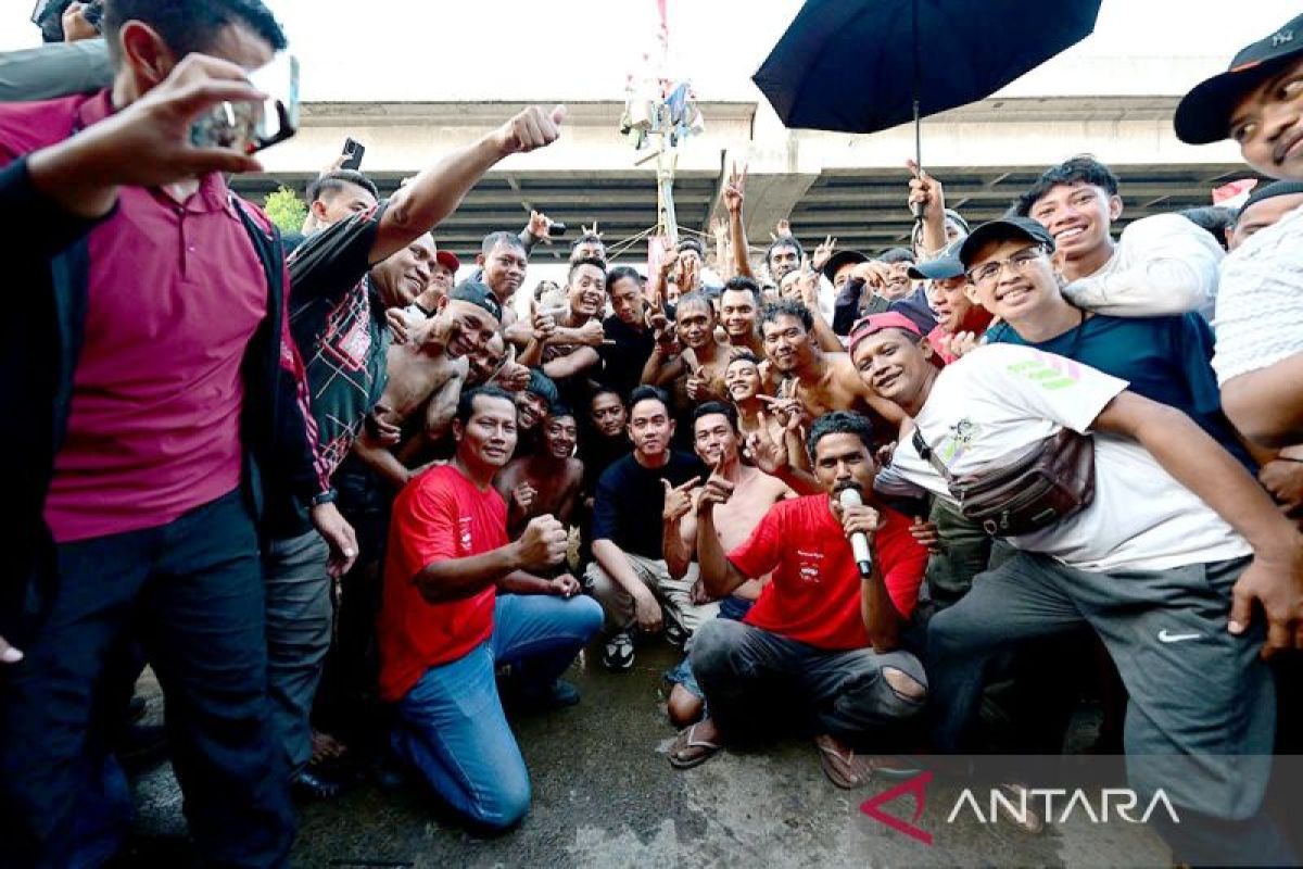 Wapres Gibran ikut meriahkan lomba HUT Ke-80 RI di Cipinang Melayu