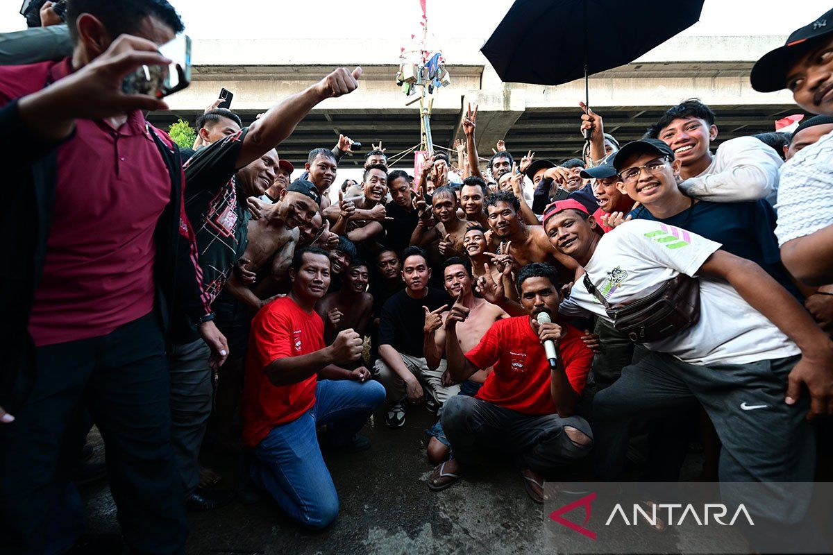 Wapres Gibran ikut meriahkan lomba HUT Ke-80 RI di Cipinang Melayu