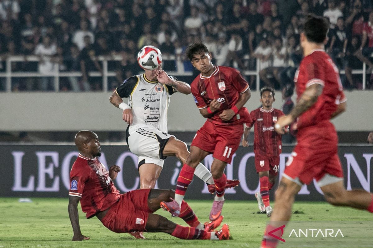 Pelatih Persija puji lapangan Stadion Manahan