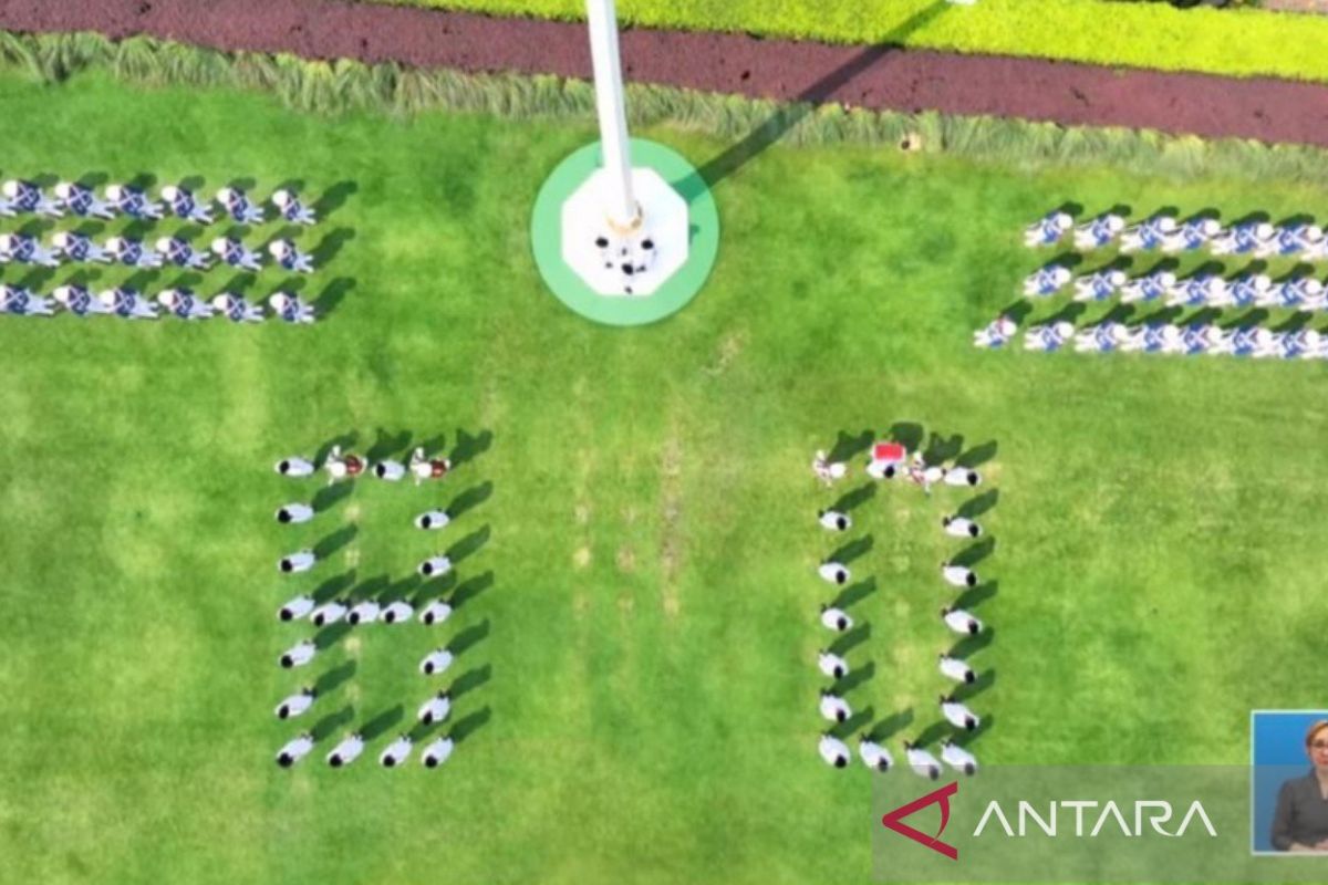Paskibraka bentuk formasi "80" saat pengibaran bendera di Istana