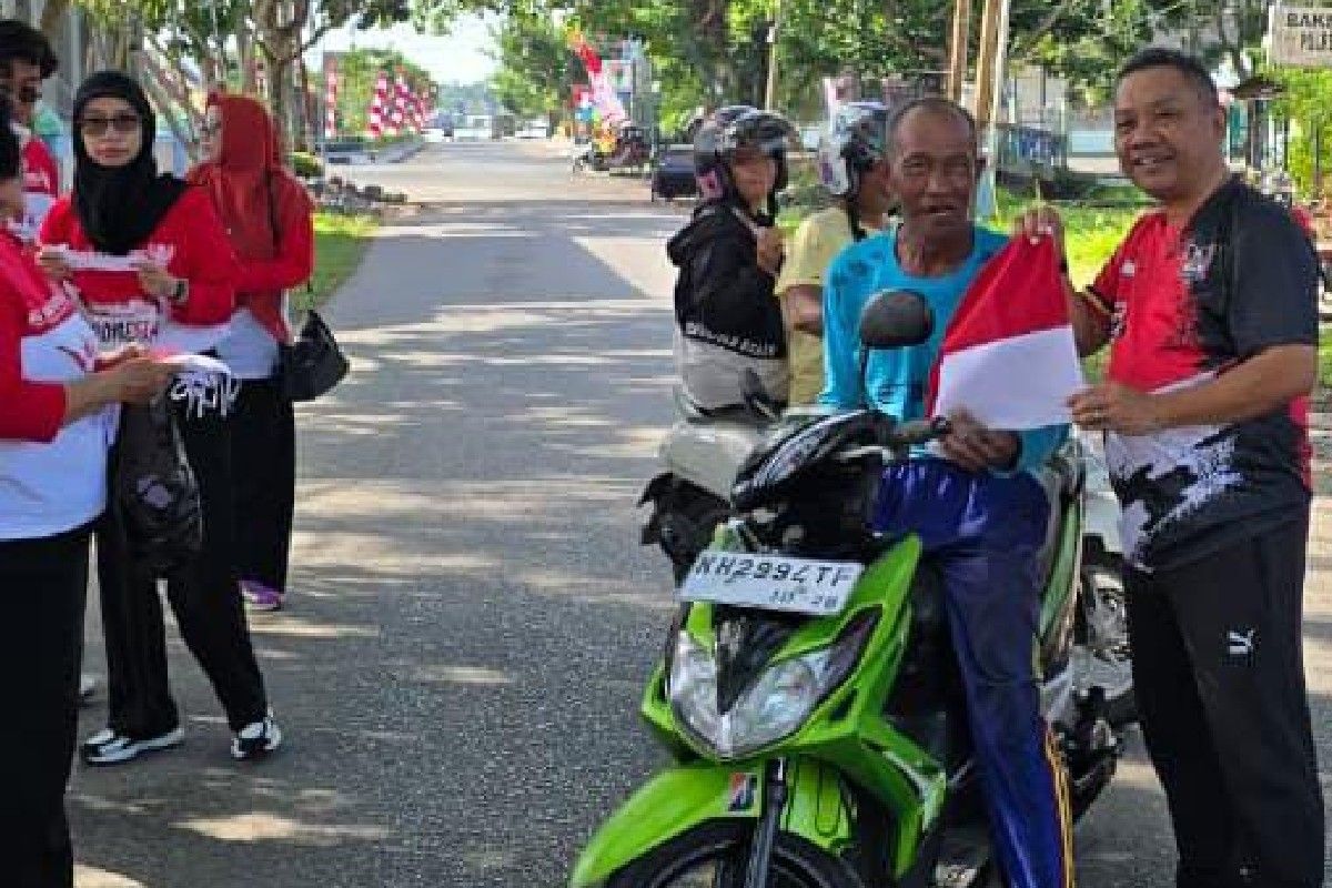 Disarpustaka Kapuas bagikan ratusan Bendera Merah Putih kepada masyarakat
