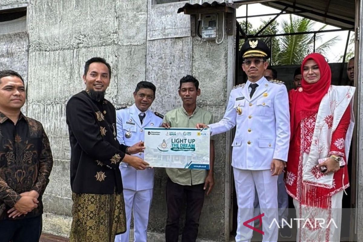 Pemkab Aceh Barat bantu sambungan listrik warga prasejahtera di HUT RI