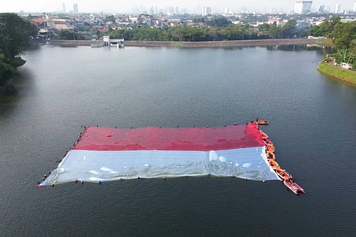 Relawan Potensi Tangsel bentangkan bendera merah putih di Situ Gintung