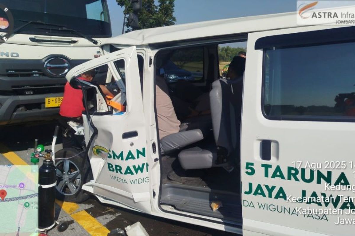 Laka tol Jombang libatkan Daihatsu Granmax dengan Isuzu Truck Box