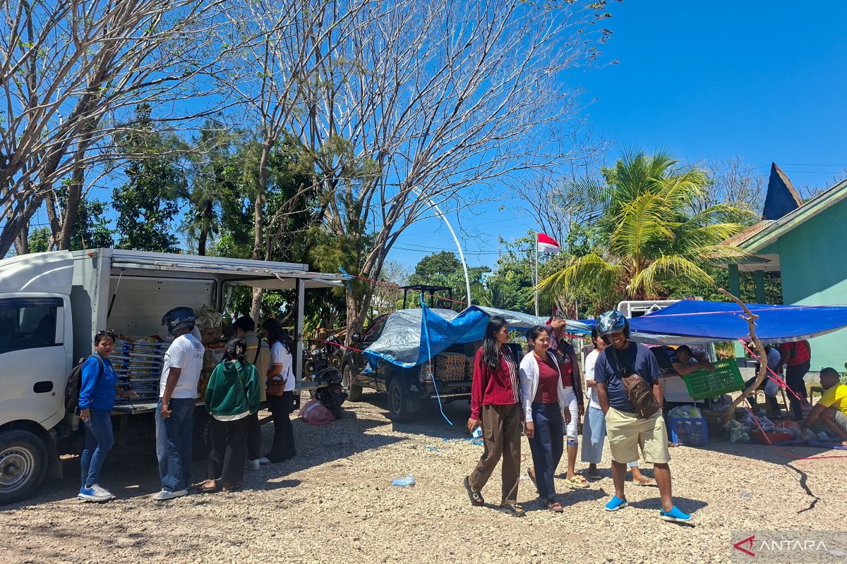 Pemkot Kupang menyalurkan 378 karung beras di Pasar Murah HUT Ke-80 RI