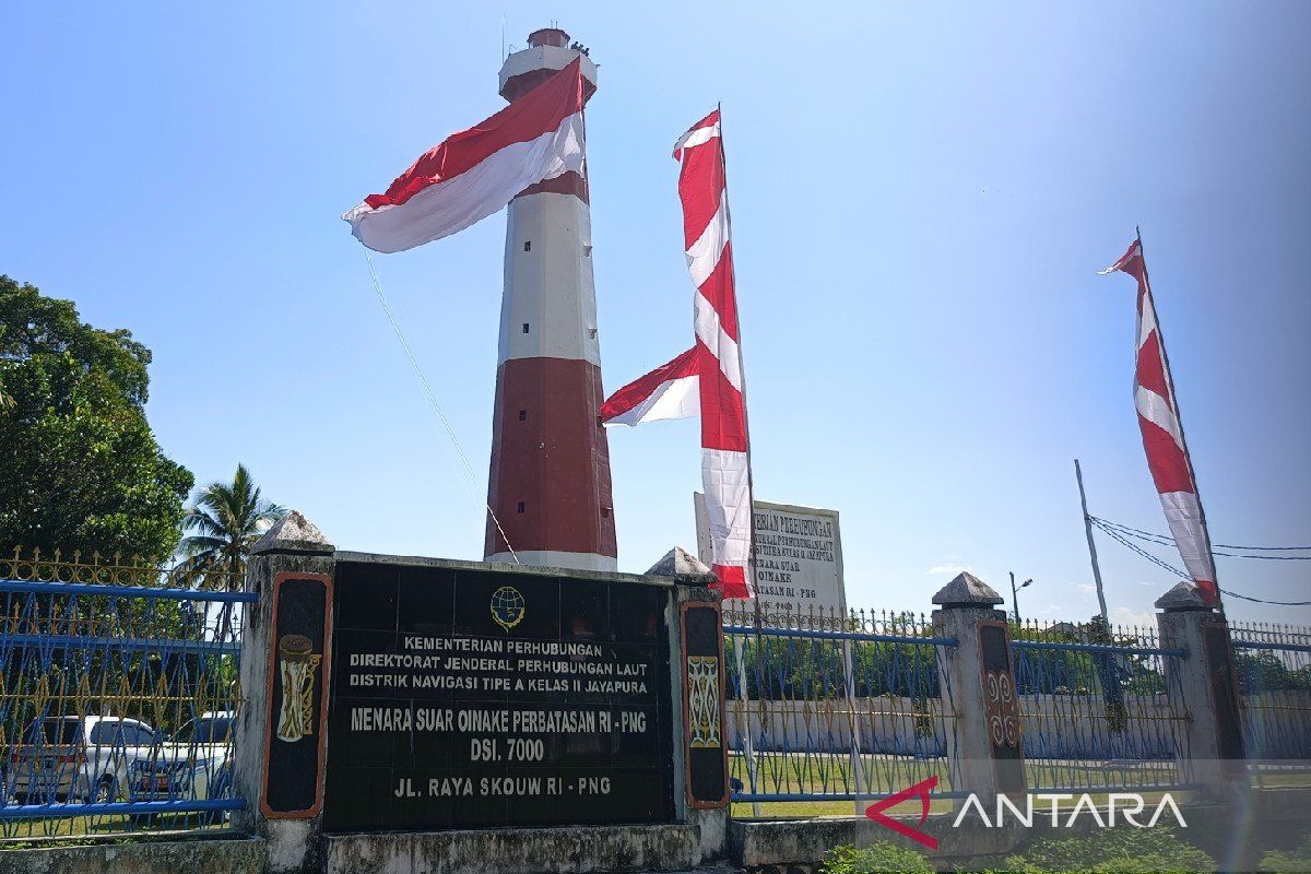 Bendera berukuran besar warnai peringatan HUT RI di perbatasan RI-PNG