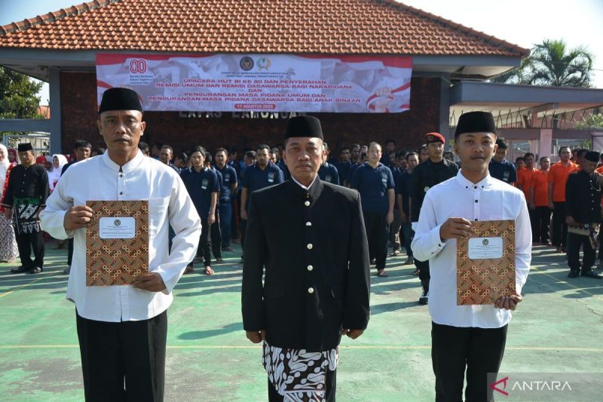 Terima remisi HUT RI dan Dasawarsa, belasan napi Lapas Lamongan bebas