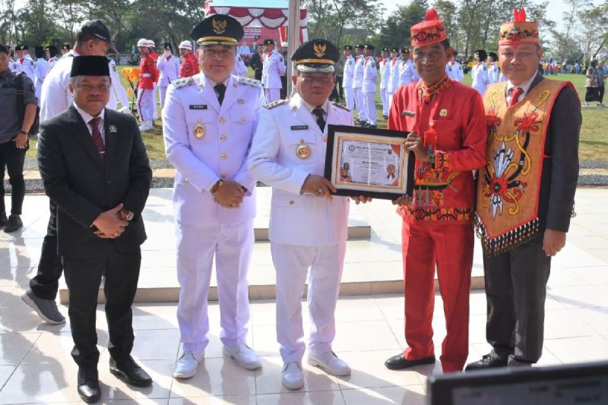Bupati Kapuas terima penghargaan sebagai kepala daerah peduli radio