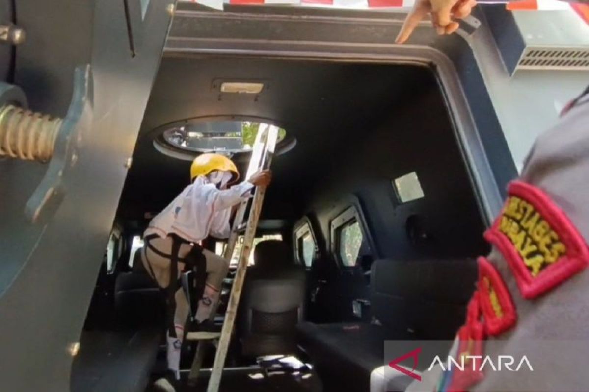 Polisi berbagi semangat juang bersama anak di Kebun Binatang Surabaya