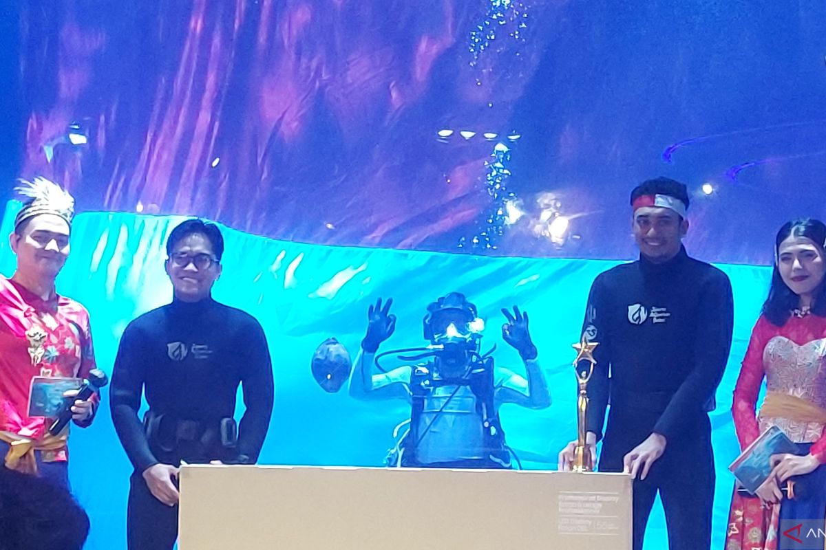 Bendera Merah Putih raksasa dibentangkan di Jakarta Aquarium