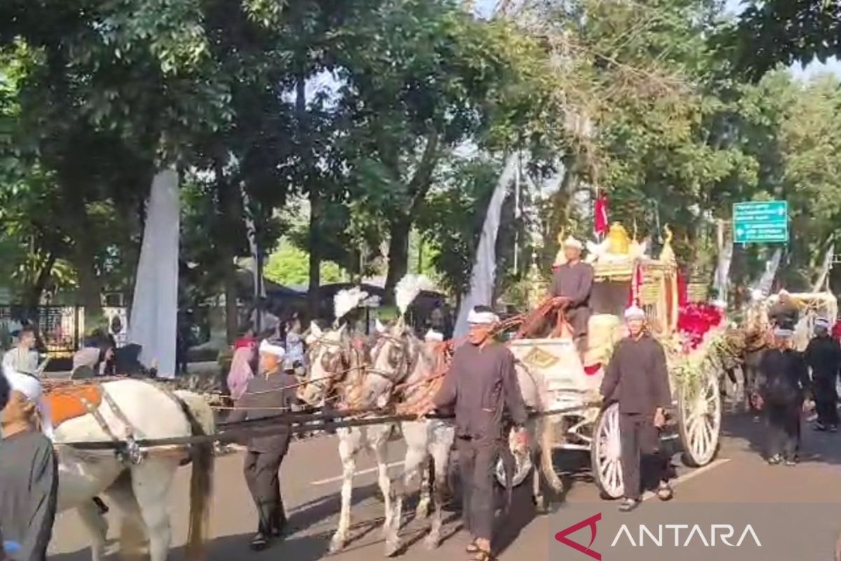 Kereta kencana tarik perhatian warga Bandung hadiri HUT ke-80 RI
