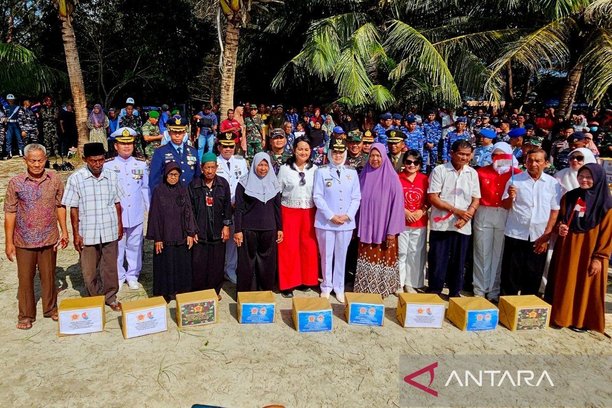 Independence Day- Kogabwilhan I distributes 300 aid packages to Natuna