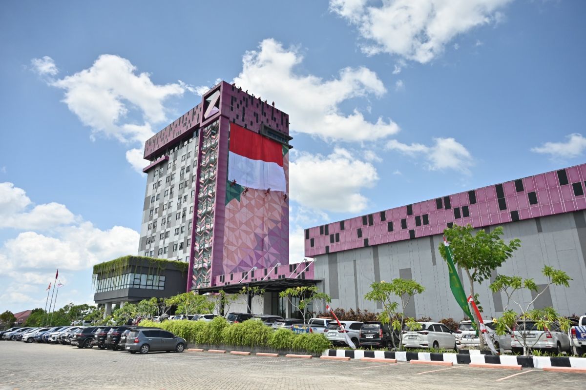 Anak muda Dumai kibarkan Bendera Merah Putih raksasa seberat 300 kilo di gedung tertinggi