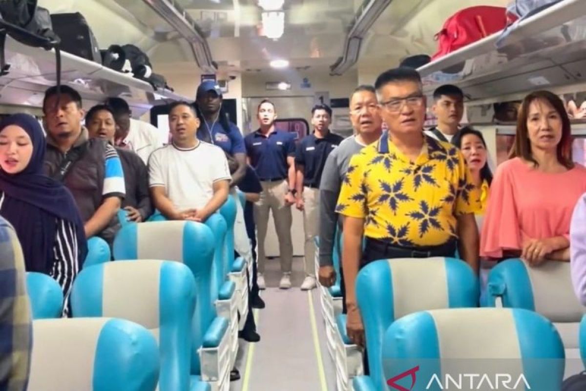 KAI Sumut ajak  penumpang nyanyikan Indonesia Raya di atas kereta api