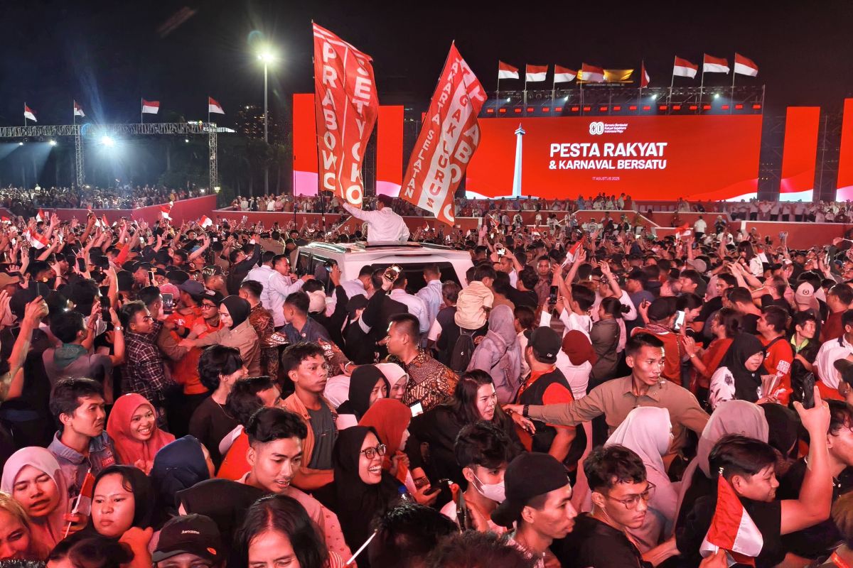 Prabowo berbaur di tengah kerumunan massa Pesta Rakyat Monas