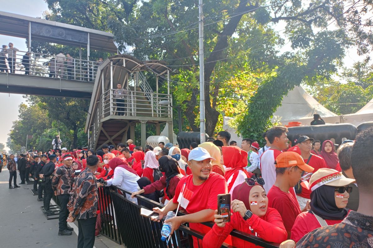 Warga bersorak terharu saat Kirab Merah Putih melintas di Patung Kuda
