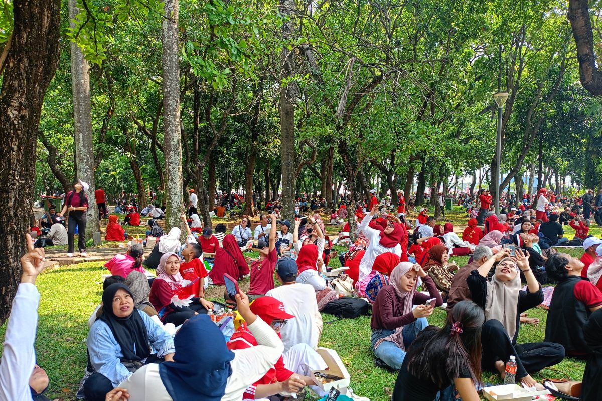 Warga padati Pesta Rakyat di Monas di tengah terik matahari