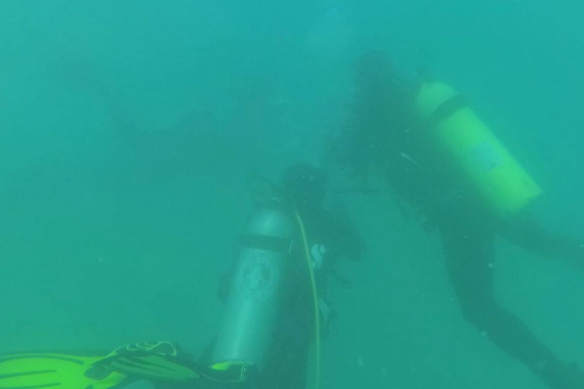 Basarnas Bengkulu kibarkan bendera "raksasa" di dasar laut