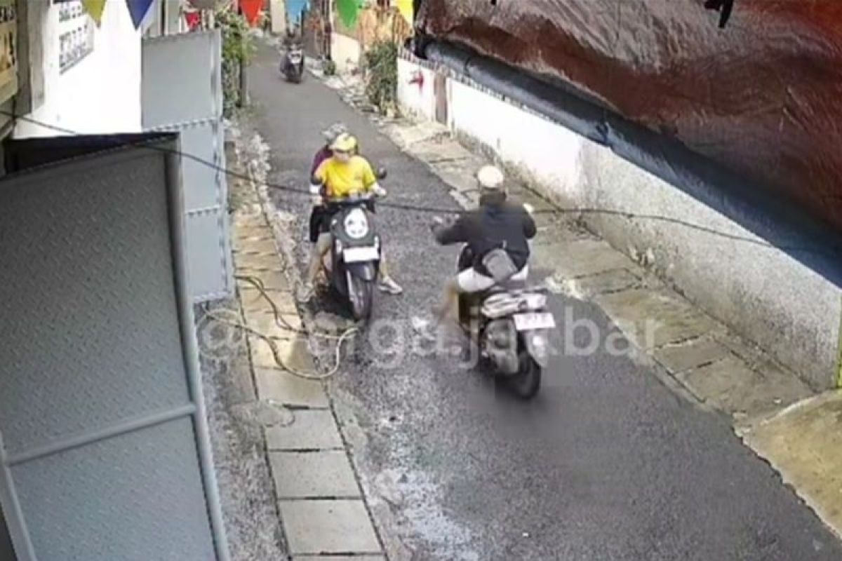 Seorang wanita kehilangan kalung emas akibat dijambret di Tambora