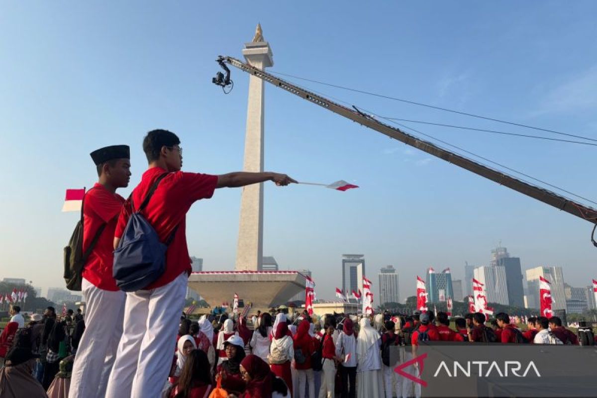 Saksikan kirab bendera, warga berbusana merah putih padati Monas