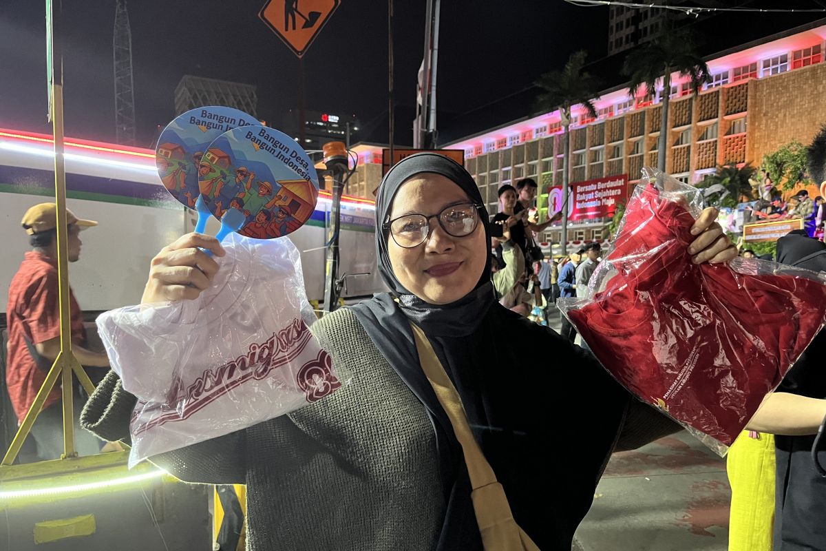Sejumlah warga senang dapat hadiah dari truk Karnaval Kemerdekaan