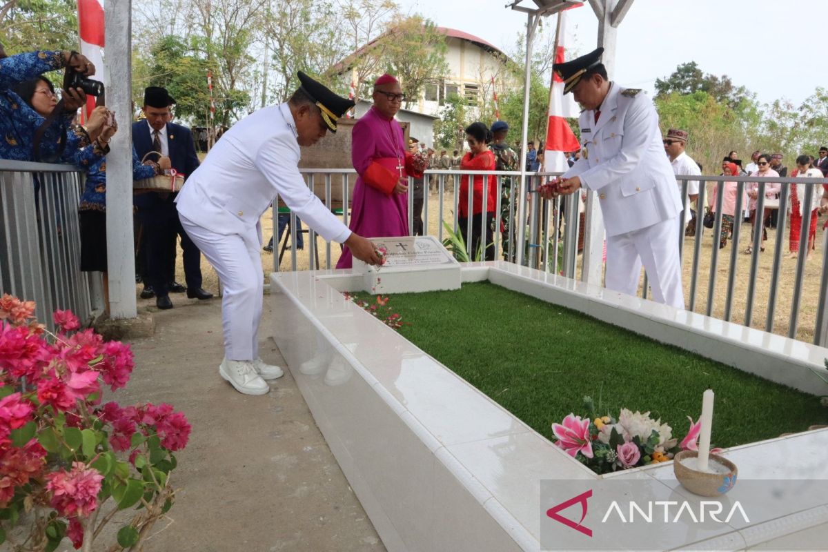 Pemkab Mabar tabur bunga di TMP peringati jasa para pahlawan