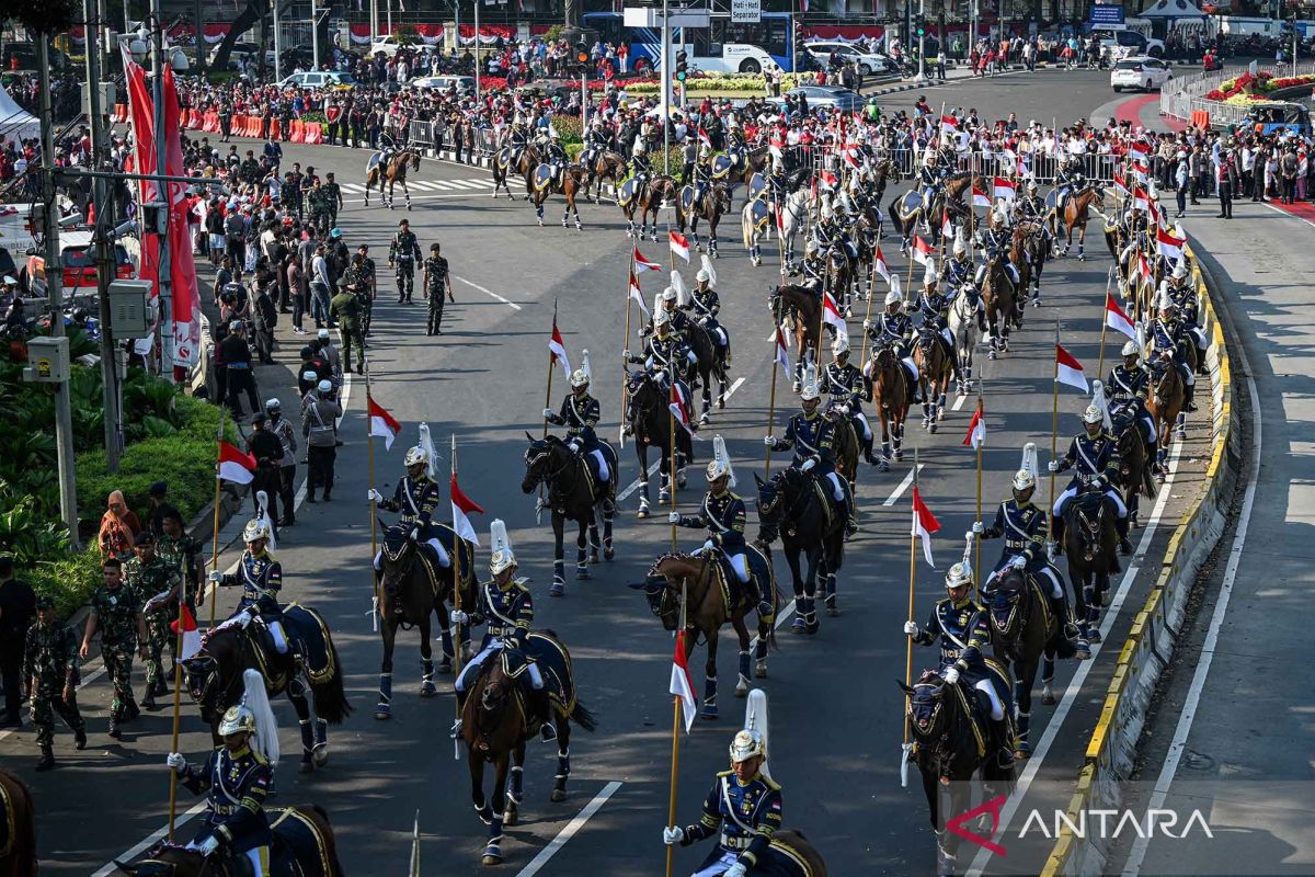 Rombongan kirab bendera Merah Putih sudah bergerak dari Monas ke Istana Merdeka
