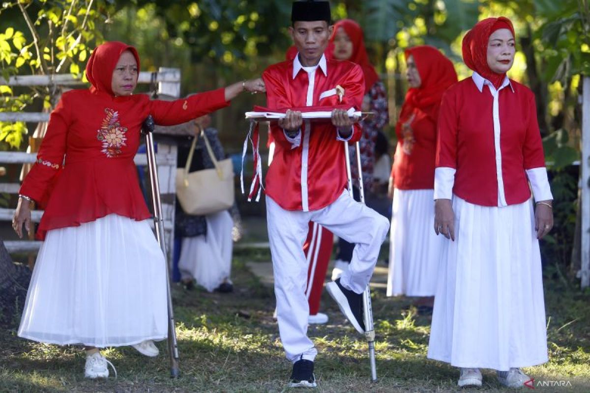 Hundreds of elderly and disabled citizens celebrate Independence Day