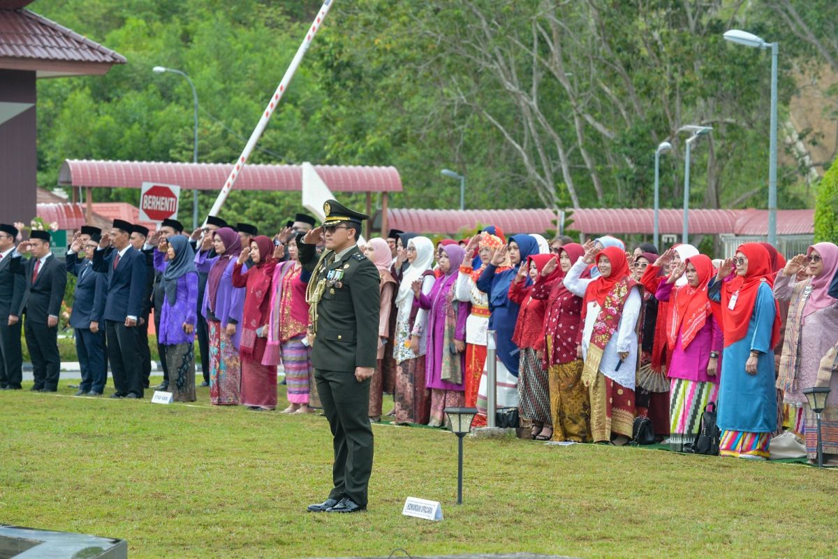 Meriah, WNI di Brunei gelar Upacara HUT ke-80 RI dengan pakaian adat