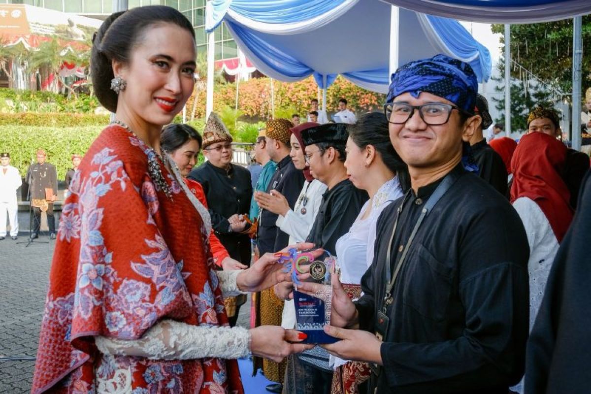 Menpar sematkan tanda kehormatan pada pegawai Kemenpar