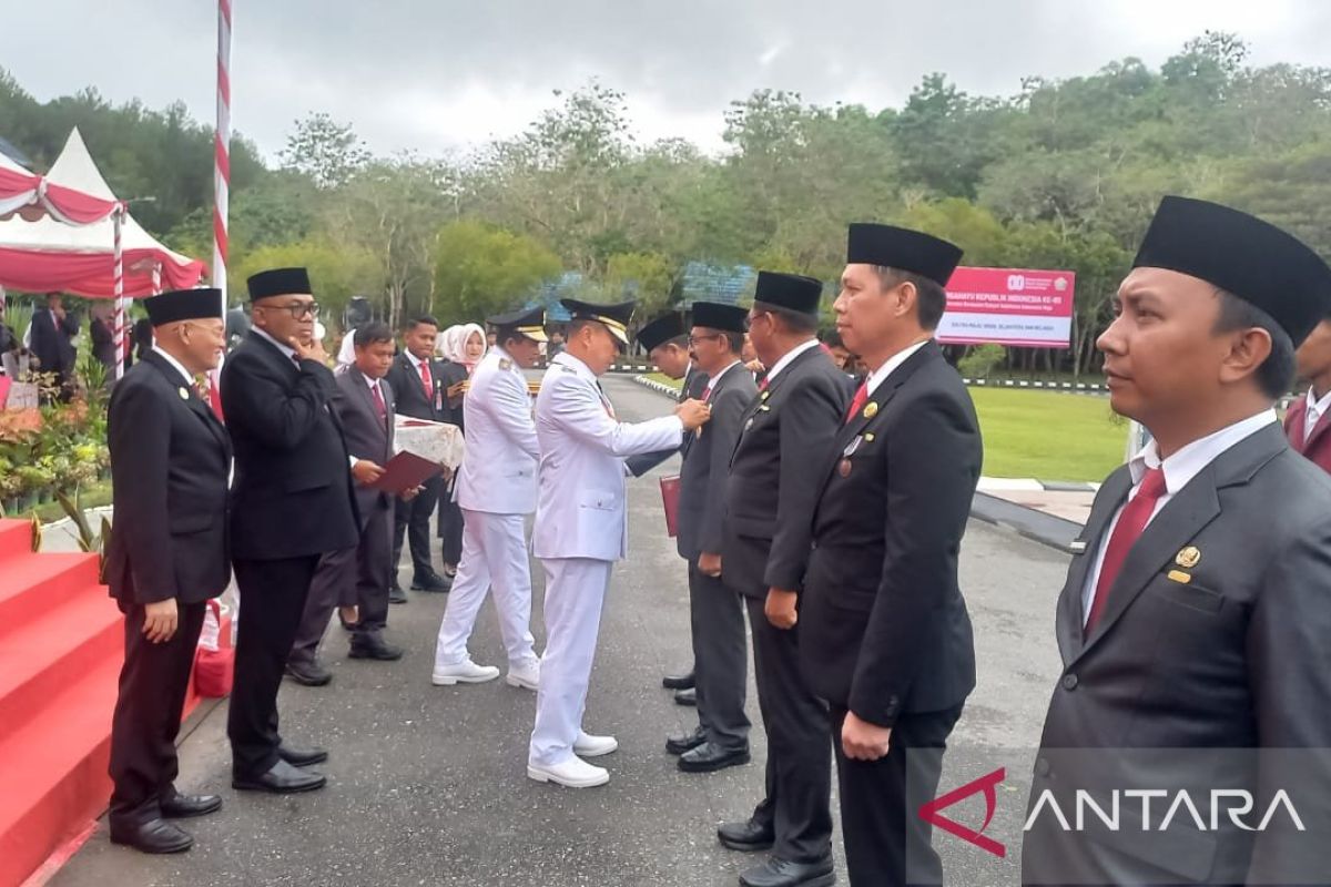 Gubernur Sultra beri penghargaan ASN dan siswa berprestasi di HUT ke-80 RI