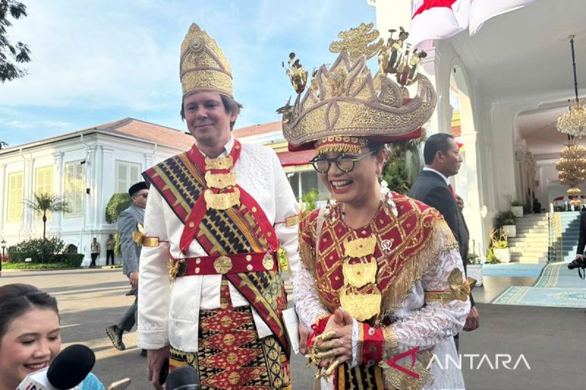 Wamen Stella bagi-bagi hadiah saat Karnaval Kemerdekaan di Monas