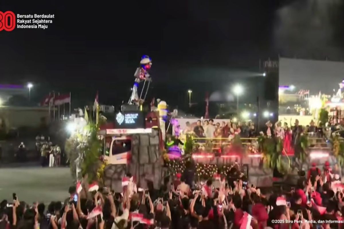 Deretan truk kementerian melintasi karnaval yang dihadiri Prabowo
