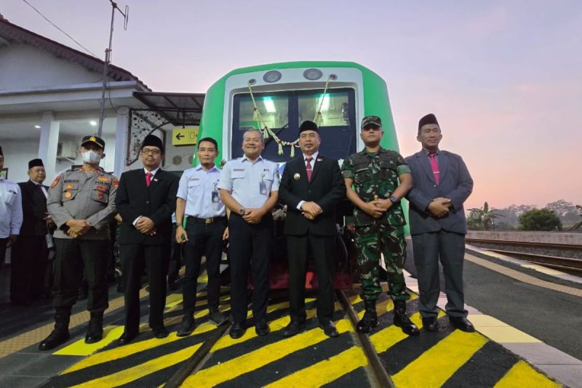 Bupati Madiun lepas keberangkatan perdana KA BIAS dari Stasiun Caruban