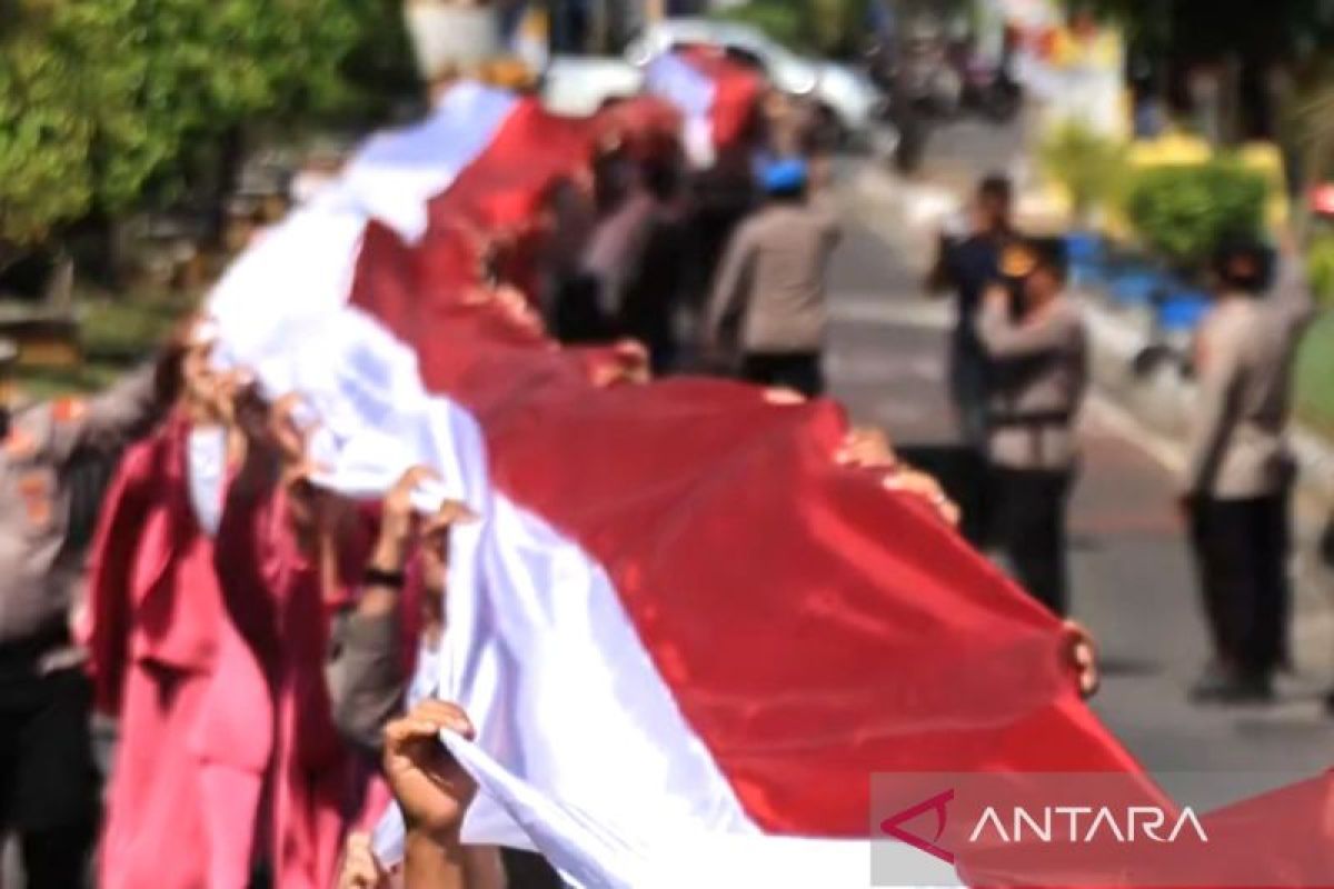 Polres Barru bentangkan Bendera Merah Putih sepanjang 800 meter