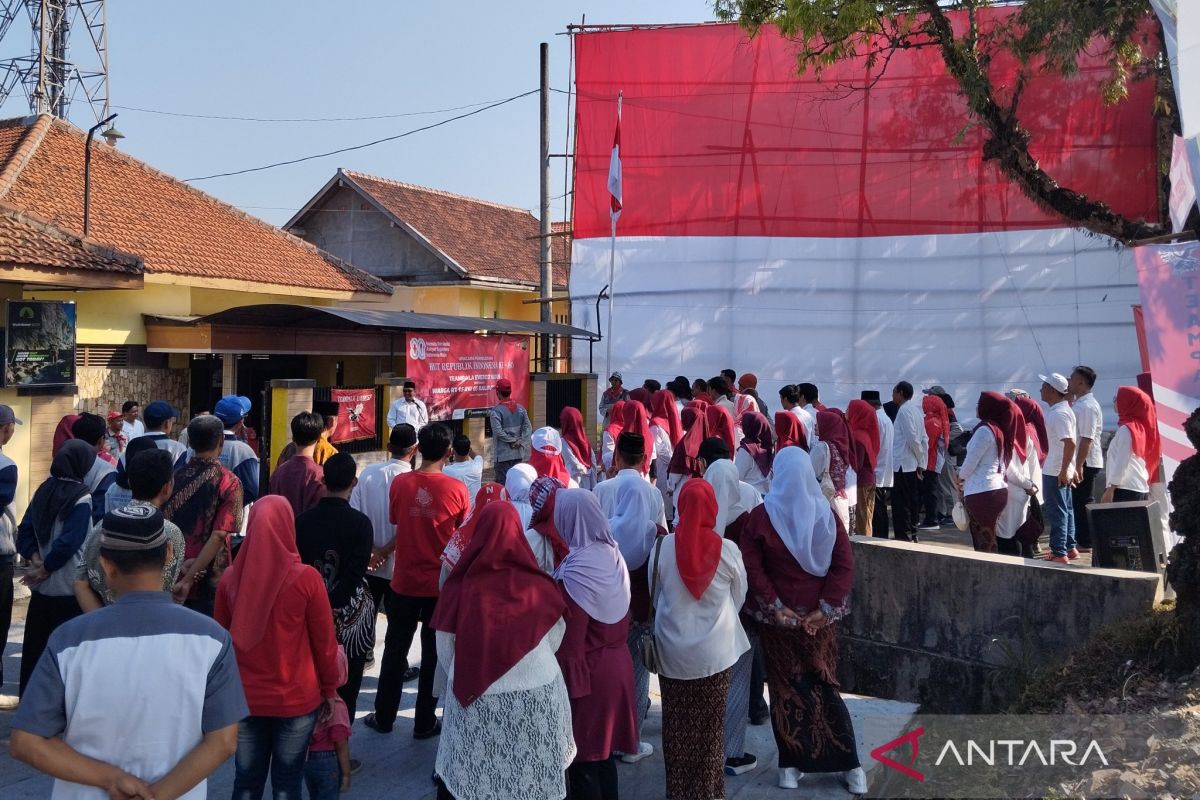 Warga Desa Kaliputu Kudus kibarkan bendera raksasa