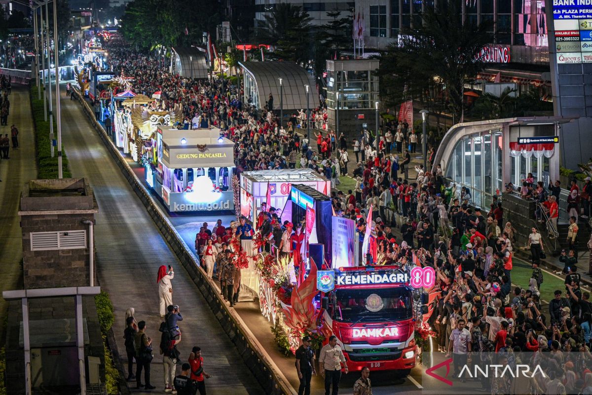 Sejumlah warga senang dapat hadiah dari truk Karnaval Kemerdekaan