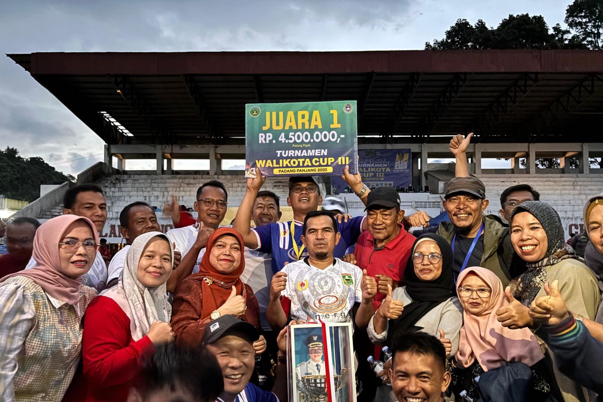 Kesebelasan Pemkab Solok boyong Piala bergilir Padang Panjang Cup III lewat adu penalti