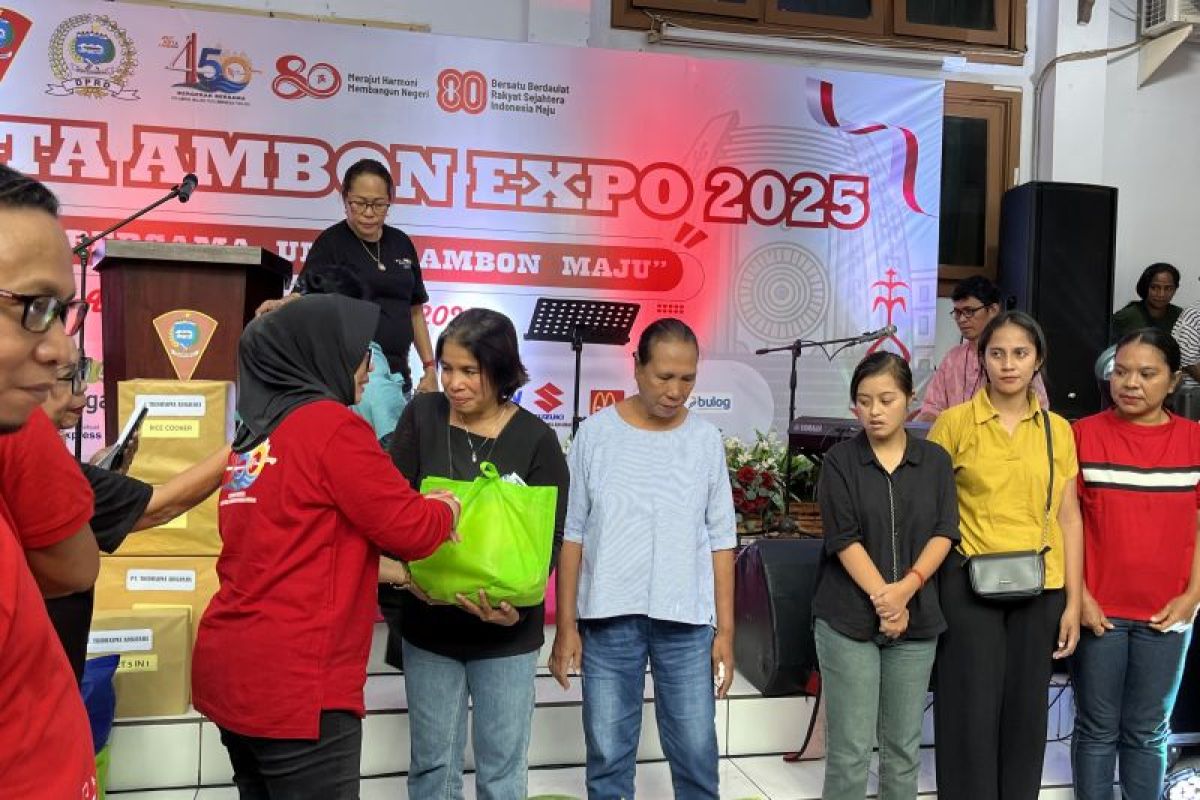 Tamaela sebut DPRD salurkan 100 paket sembako untuk anak yatim dan janda di Ambon