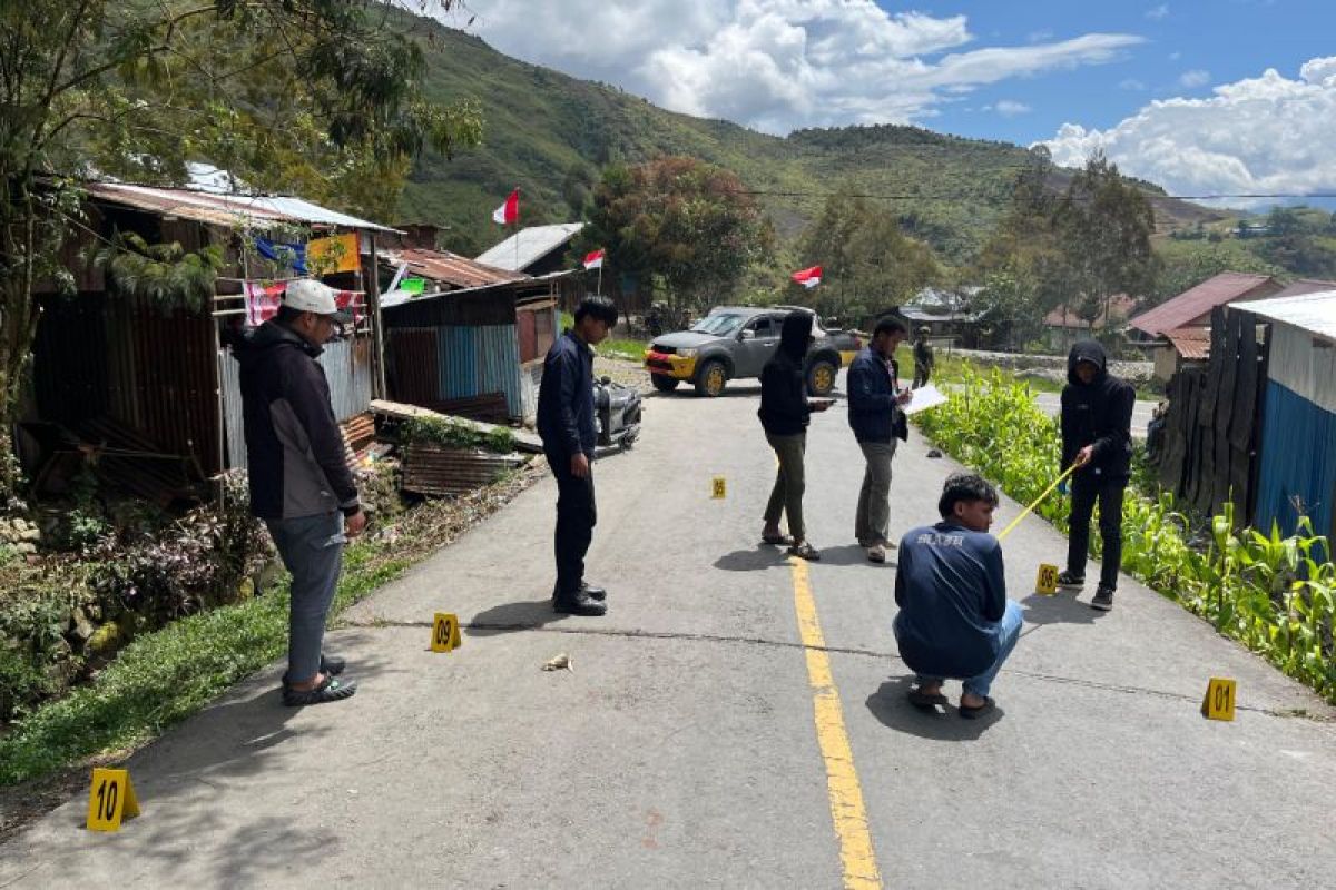 Satgas Damai Cartenz olah TKP penembakan Brigpol Ronal Enok di Puncak Jaya