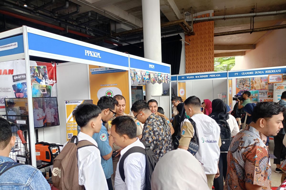 Ratusan warga padati pembukaan bursa kerja tahap tiga di Jaktim
