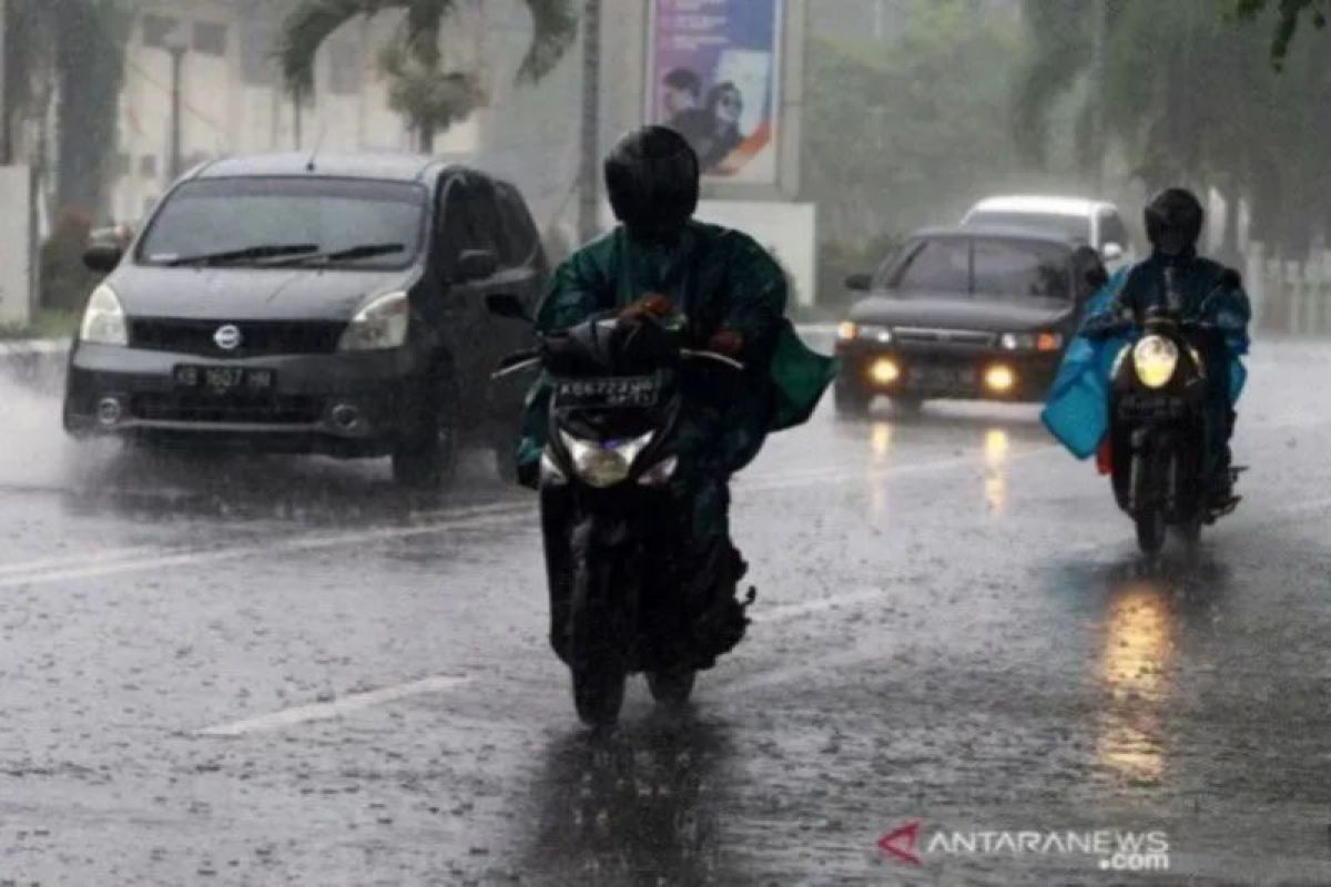 BMKG: Waspada potensi hujan deras, angin kencang & banjir rob hari ini