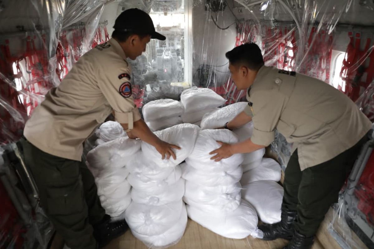 Modifikasi cuaca di Jakarta semai 7,2 ton garam selama tiga hari