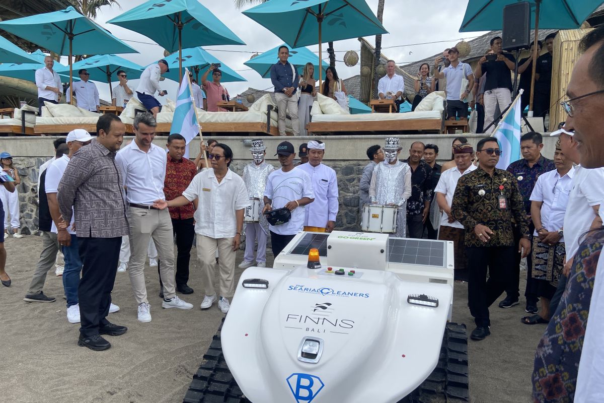 Wabup Badung jadikan robot pembersih pantai di Berawa referensi baru