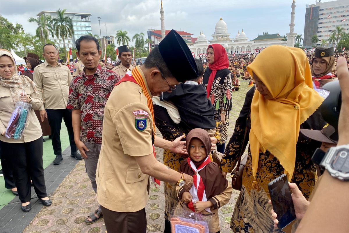 Batam bagikan dua setelan seragam gratis untuk 52 ribu murid
